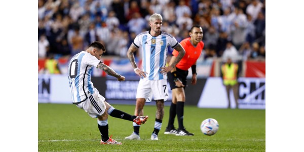 Messi erzielte 2 Tore in 3 Minuten und erzielte einen Freistoß